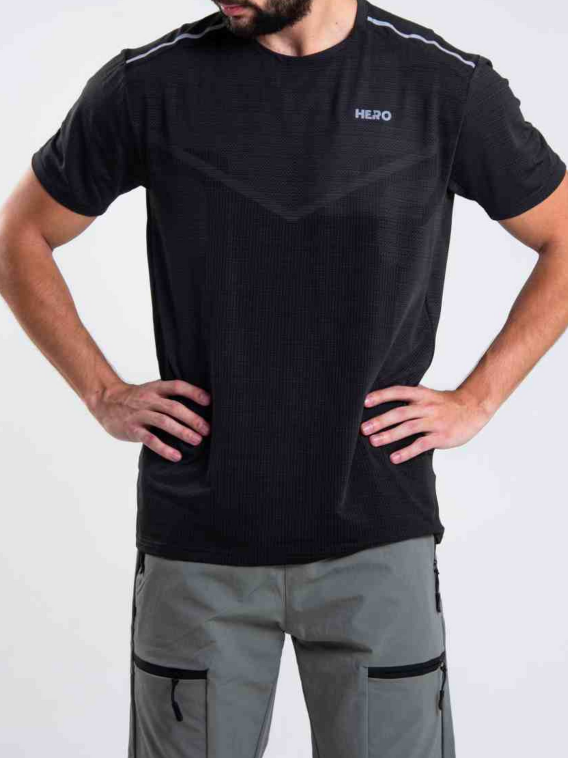 FRANELA DE CABALLERO LIGERA CON LINEA EN V HERO NEGRO
