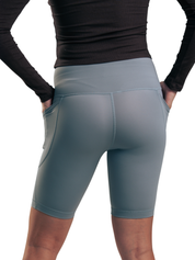 BIKER DEPORTIVO DE DAMA CON BOLSILLOS GRIS