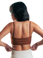 TOP CROP RIBBED HERO MARRON CLARO